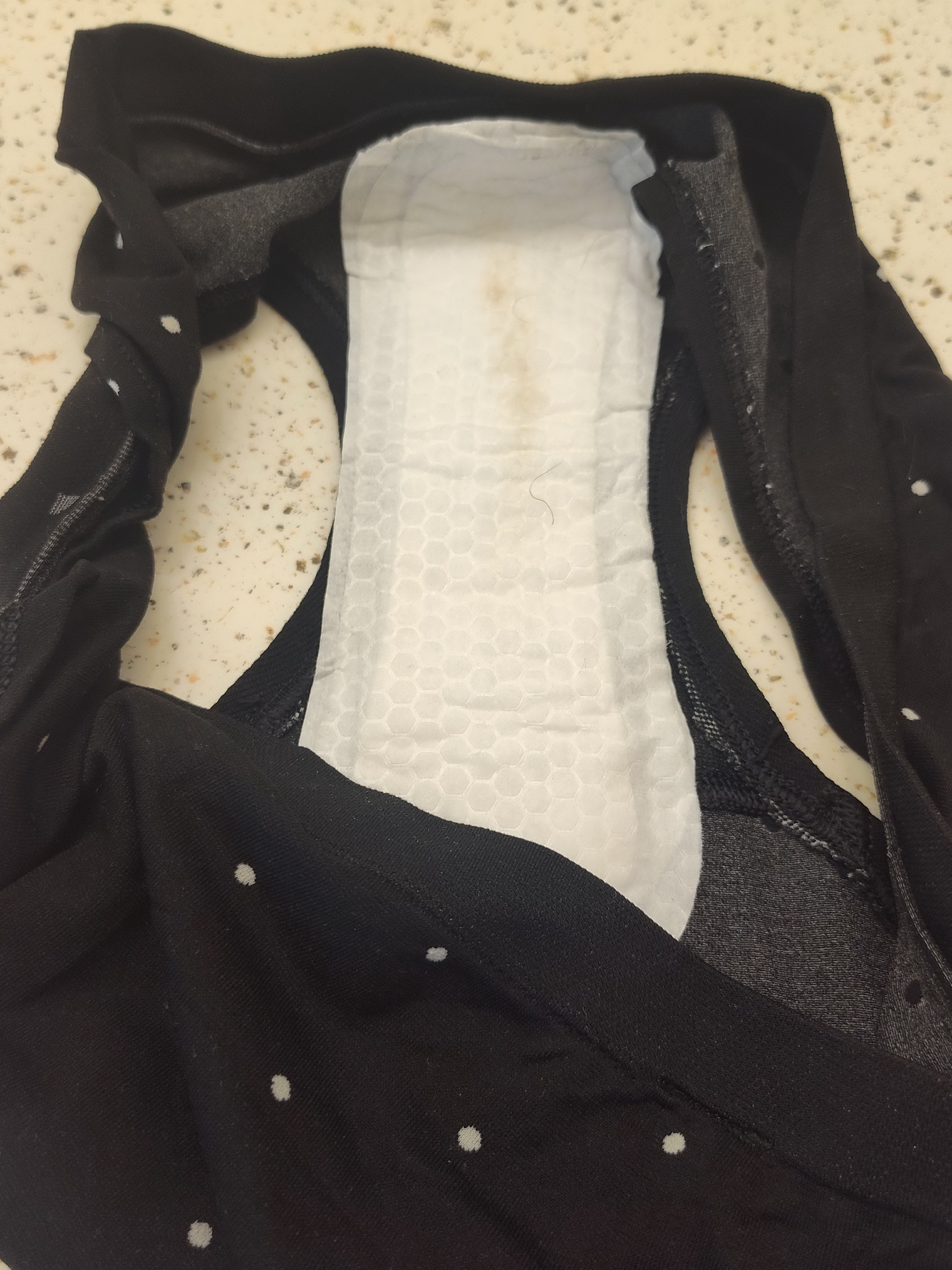 Fetišité vyhledávají na internetu fotografie kalhotek s použitou dámskou vložkou