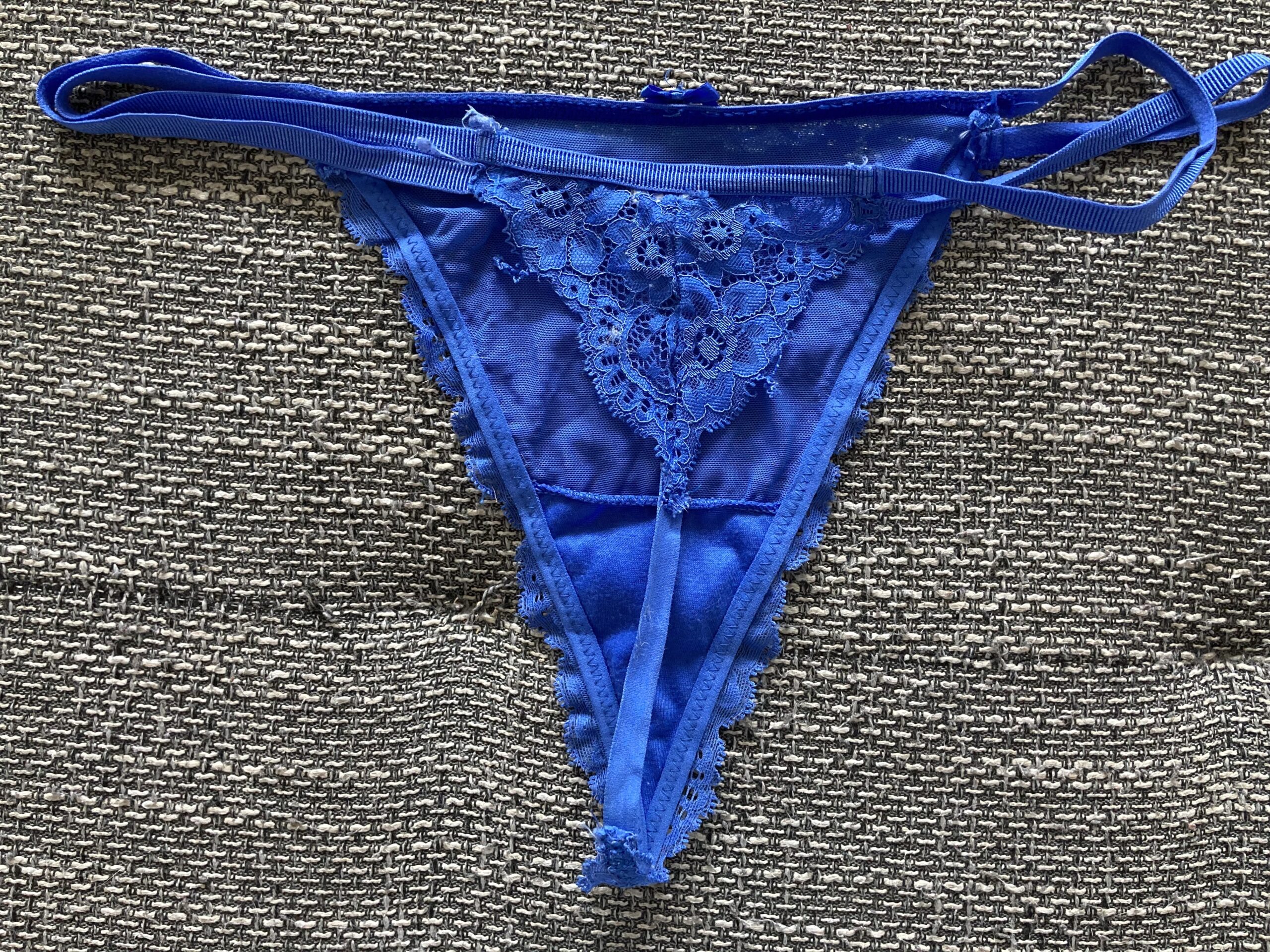 Modré tangá s krajkou