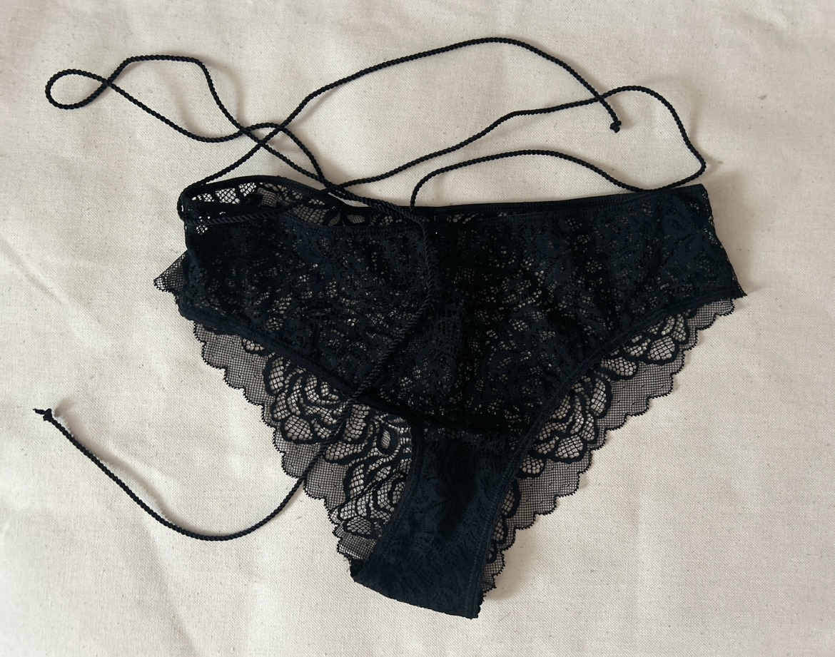 Celý den nošené krajkové kalhotky a na závěr použité při orgasmu
