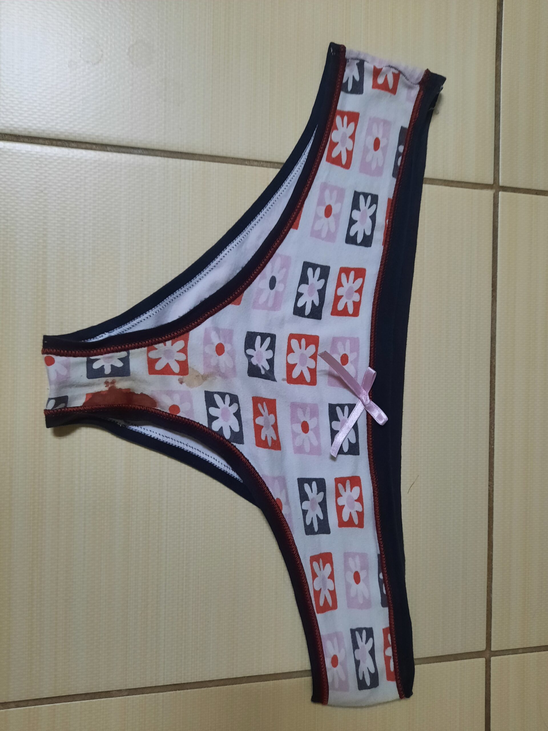 Jeden den nošené lehce zakrvacene kalhotky