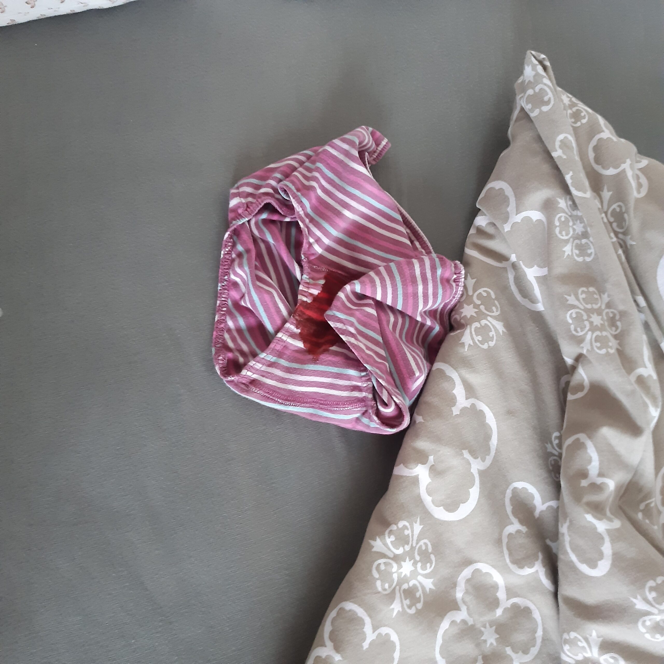 kalhotky velikosti S potřísněné panenskou krví