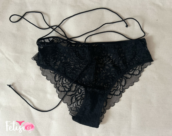Celý den nošené krajkové kalhotky a na závěr použité při orgasmu