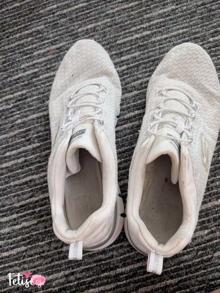 Silně nošené a zpocené tenisky Skechers – Nošené na boso 👟🔥 – fotografie 2
