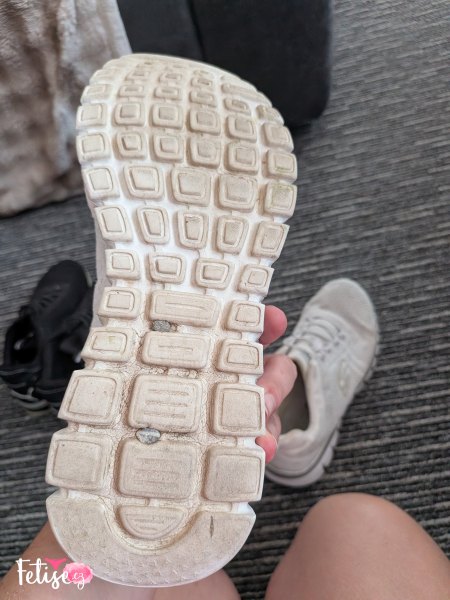 Silně nošené a zpocené tenisky Skechers – Nošené na boso 👟🔥 – fotografie 4