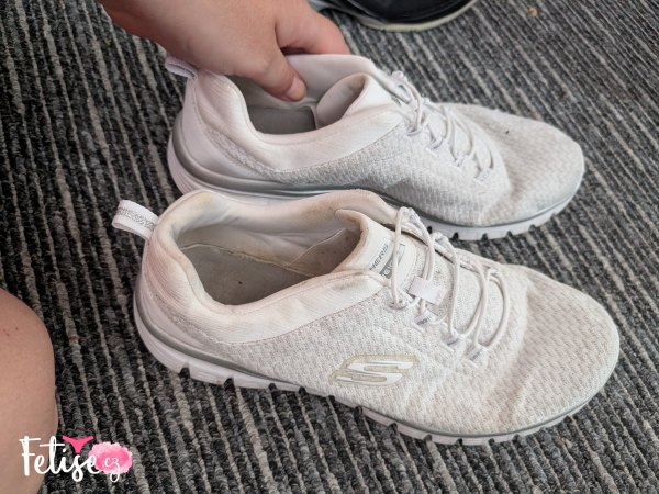 Silně nošené a zpocené tenisky Skechers – Nošené na boso 👟🔥 – fotografie 5